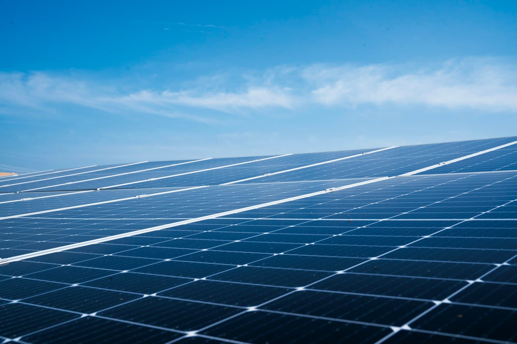 Vista de cerca de paneles solares instalados en un techo bajo cielo despejado