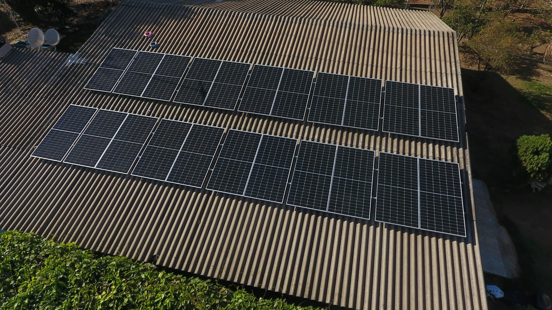 Sistema de paneles solares instalado en techo residencial en Colima