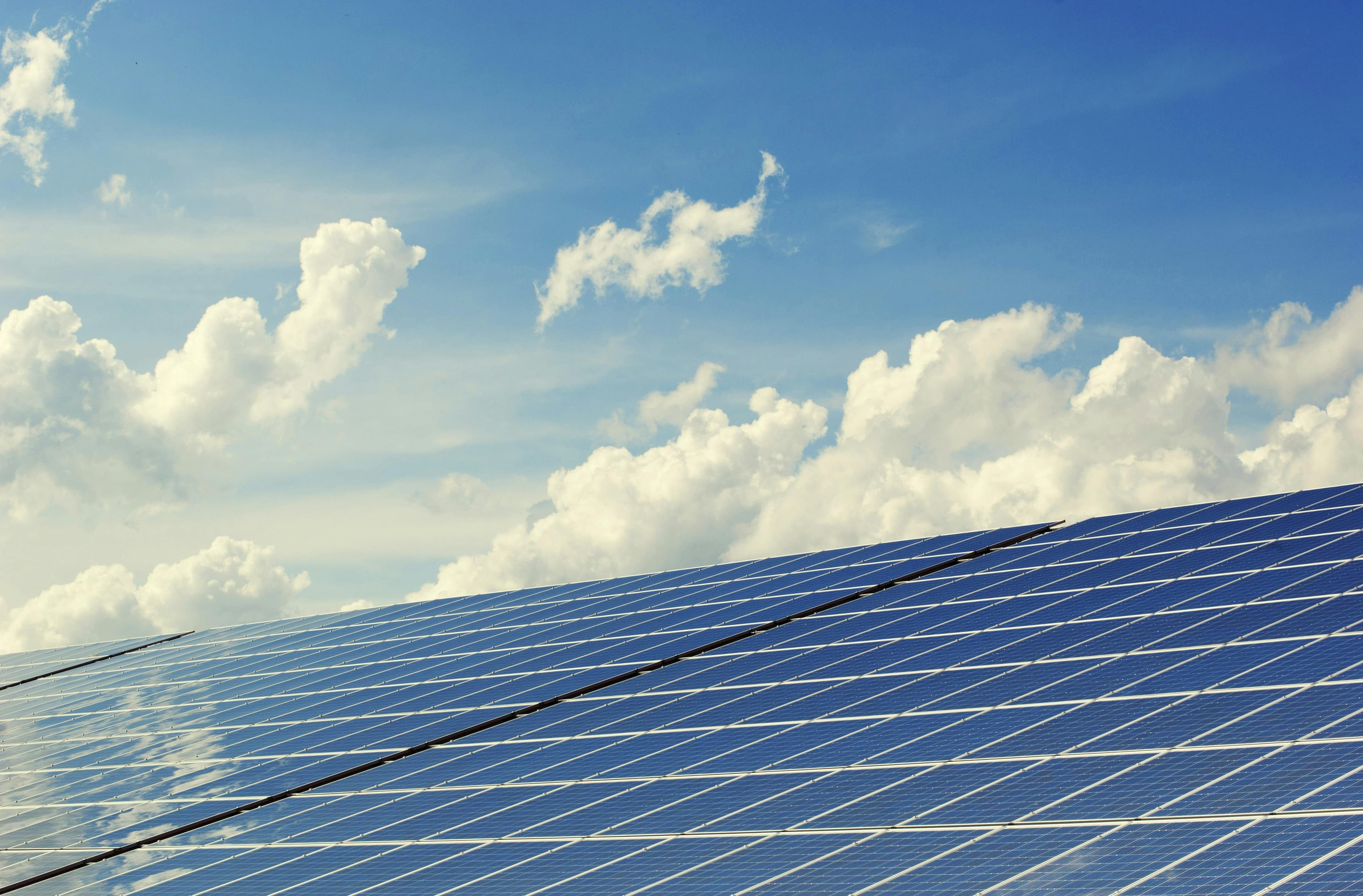 Panel solar bajo el cielo despejado de Colima